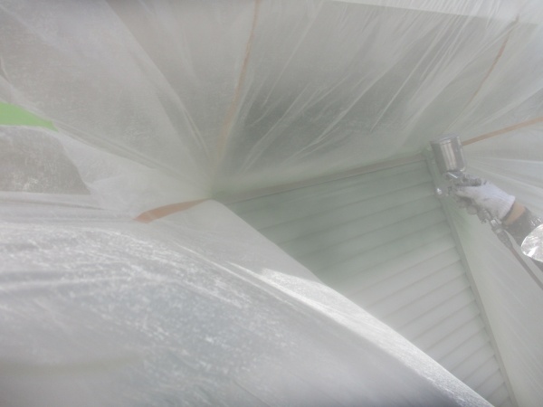 中塗りの吹付中です