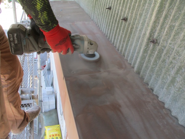 サンダーで錆び取り中です