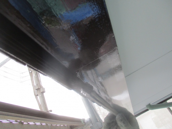 パラペット下の上塗り中です