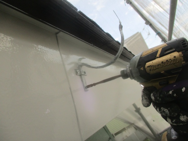 軒樋金具の取り付け中です