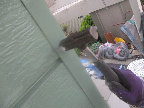 竪樋金具の取り付け中です