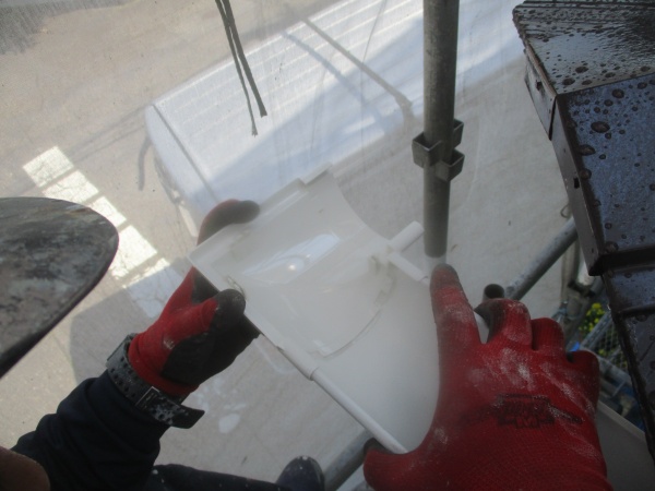 軒樋を繋ぎました