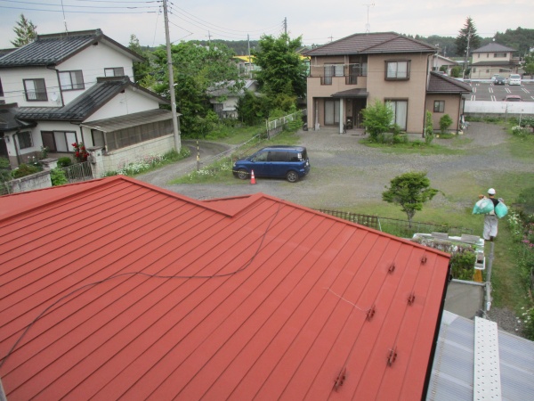 １階屋根東面の下塗りが終了しました