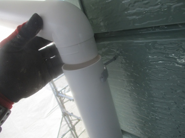 竪樋と集水器を繋ぎました