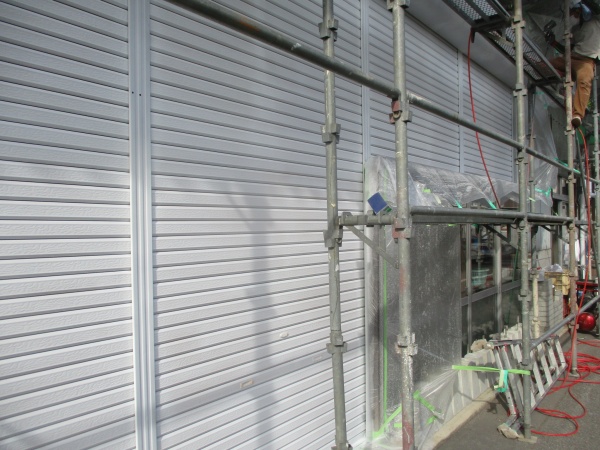 シャッターの下塗りが終了しました