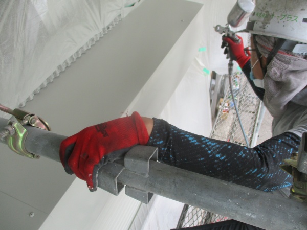 シャッターボックスの上塗り中です