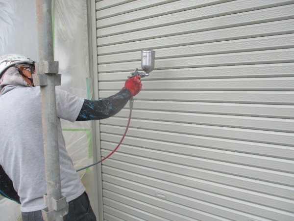 シャッターの上塗り中です