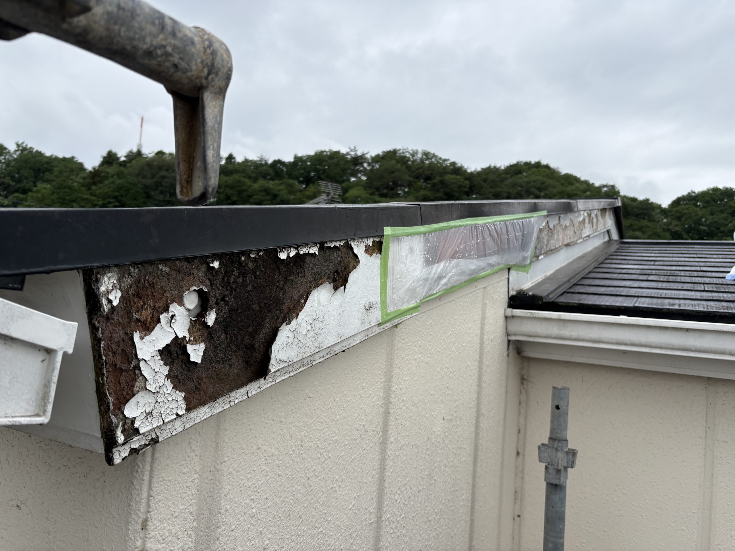 破風表面の剥離と下地の露出を確認