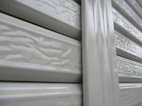 シャッターと柱の取り合いの完工です