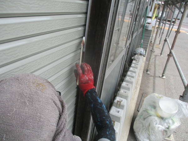 吹付出来ない部分の刷毛塗装中です