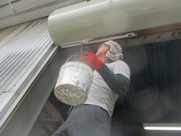 シャッター下の錆止め塗装中です