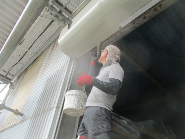 シャッター下の中塗り刷毛塗装中です