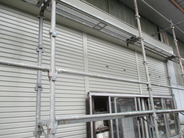 シャッターの塗り替え工事が完工しました