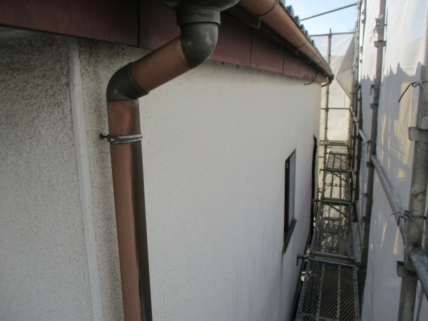 施工前の雨樋と外壁の状態です