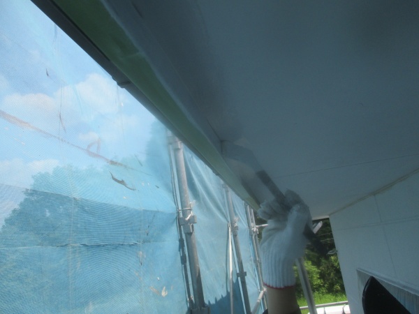 軒天の1回目刷毛塗装中です
