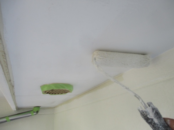 外壁の下塗りローラー塗装中です