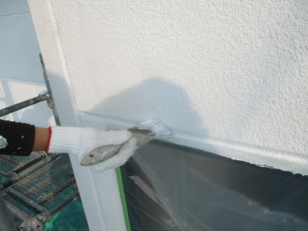 外壁の下塗り刷毛塗装中です