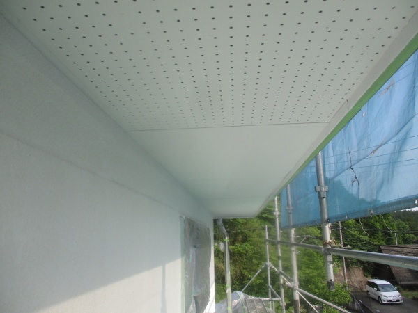 1回目の軒天塗装が終了しました