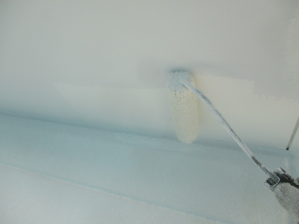 2回目の軒天ローラー塗装中です