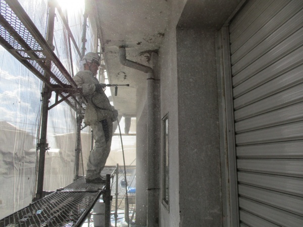 １階のガレージ部分の高圧洗浄中です