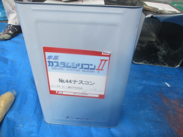 今回使用する中塗り塗料です
