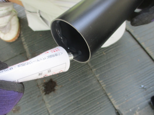 這い樋にボンドを塗布しました