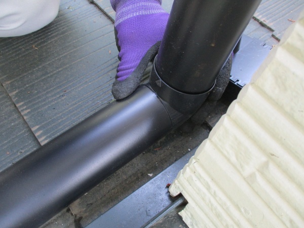 竪樋と這い樋を繋ぎました