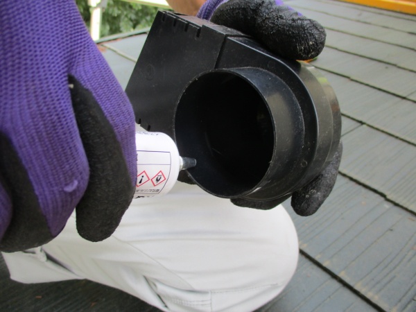 排樋にボンドを塗布しました