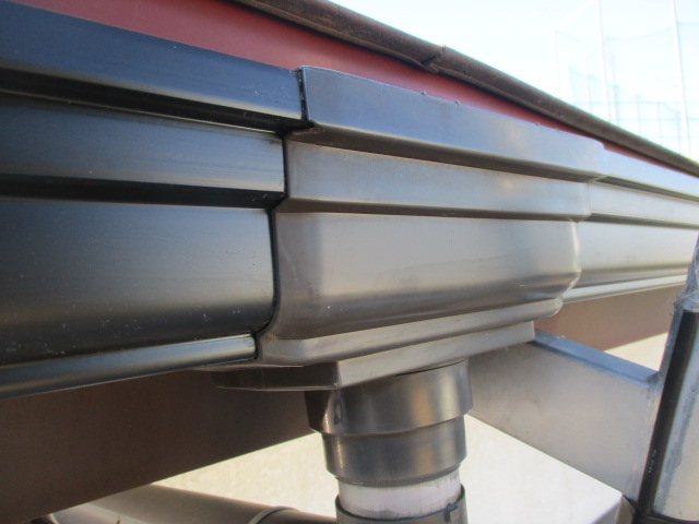 集水器と軒樋を繋ぎました