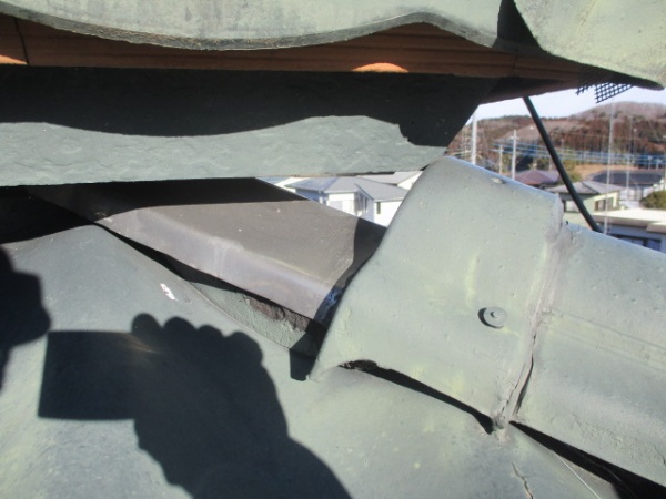 既存屋根材の撤去中です