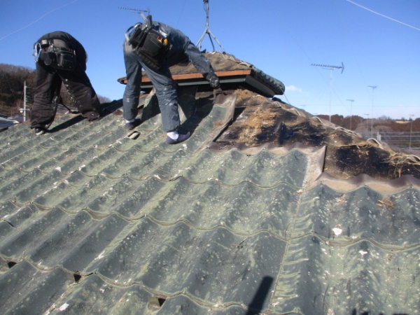 既存屋根材の撤去中です