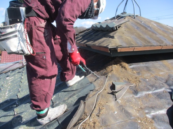 既存屋根材の撤去中です