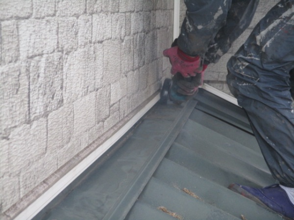 下屋根の水切り撤去中です