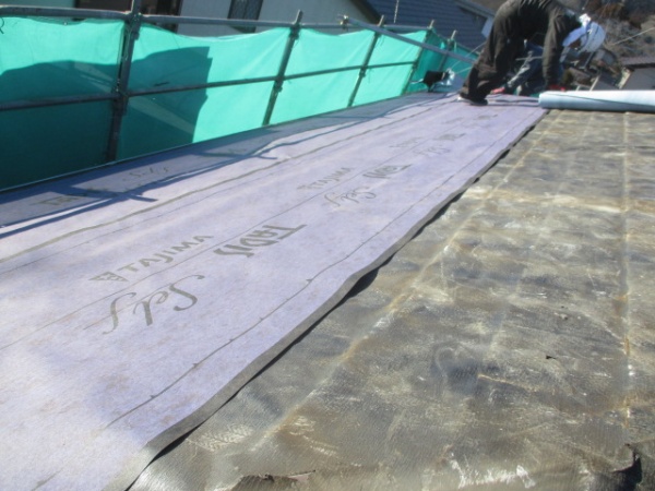 大屋根のルーフィング貼り付け中です