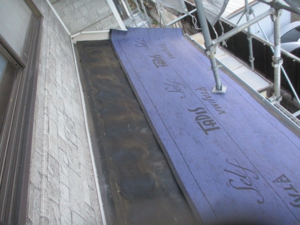 下屋根のルーフィング貼り付け中です