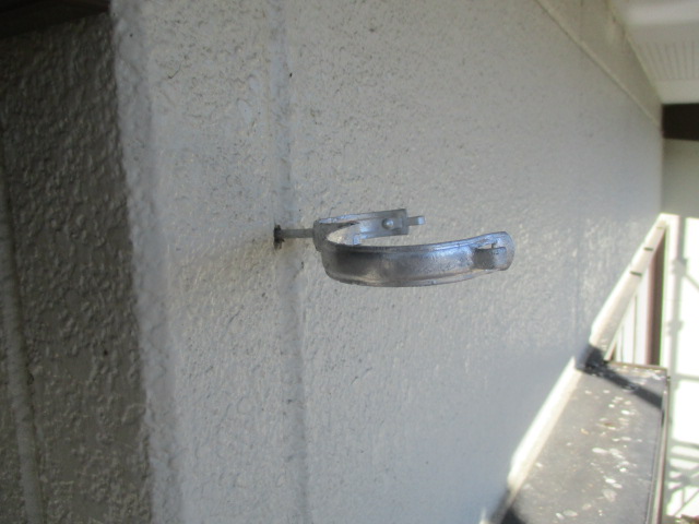 縦樋金具を取り付けました