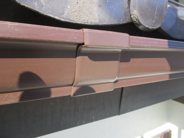 軒樋を繋ぎました