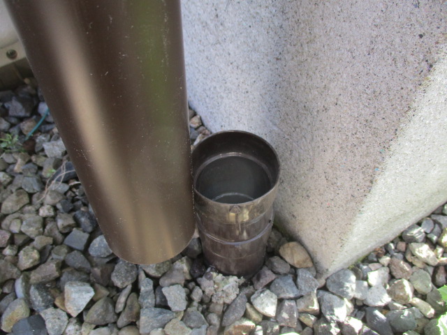 縦樋を配水管と繋ぎました