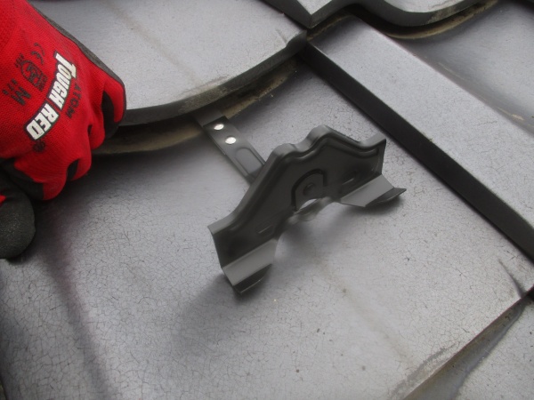 雪止めの取り付け中です