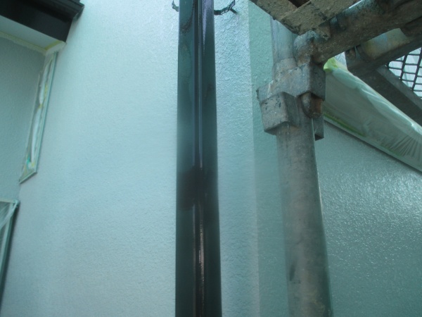 竪樋の中塗りが終了しました