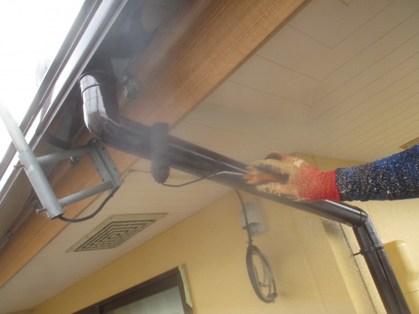 竪樋の上塗りローラー塗装中です