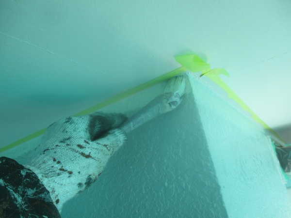 軒天の見切り線の補修中です