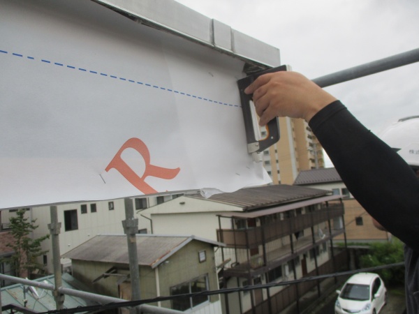 透湿シートを貼り付け中です