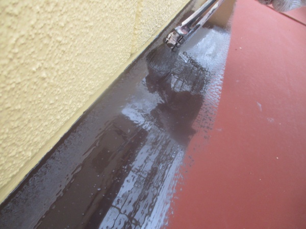 出窓天板の中塗り刷毛塗装中です