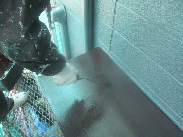 霧よけの上塗り中です