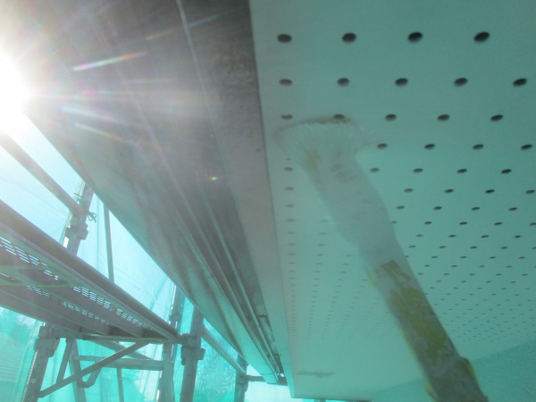 軒天塗料を塗装します