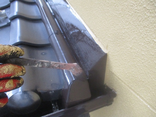 排樋と壁水切りの中塗り刷毛塗装中です