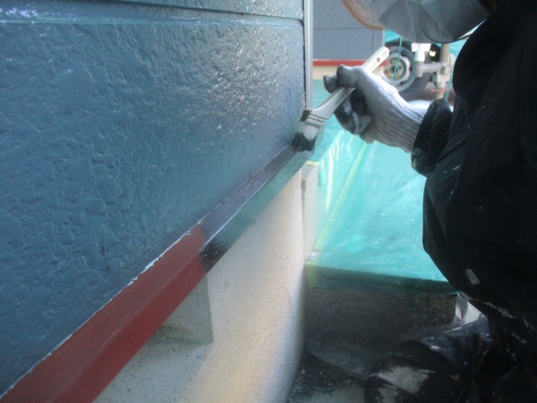 土台水切りの中塗り中です