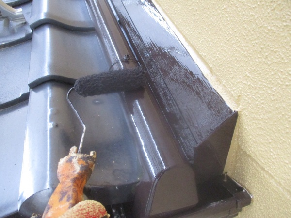 這い樋と壁水切りの上塗りローラー塗装中です