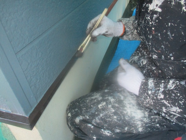 土台水切りの上塗り中です